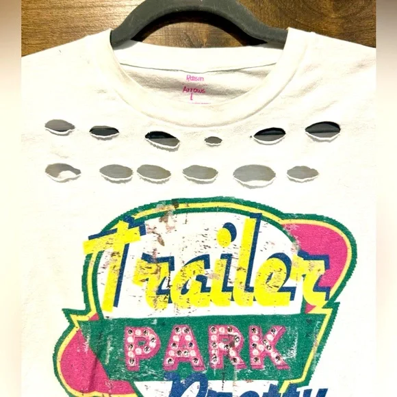 EUC Trailer Park Pretty White Slightly Cropped Tee Sz L - Picture 2 of 16